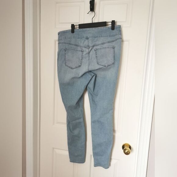 2/$40 Thyme maternity jeans size L - Picture 3 of 4